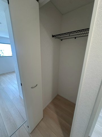 クレイドルガーデン宜野湾市上原 第２・２号棟の収納|２階廊下に設置された便利なクローゼット収納