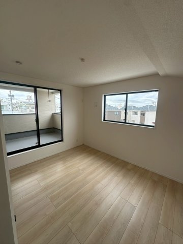 クレイドルガーデン宜野湾市上原 第２・２号棟の洋室|二面採光の２階主寝室7.5帖・バルコニー出入口付き