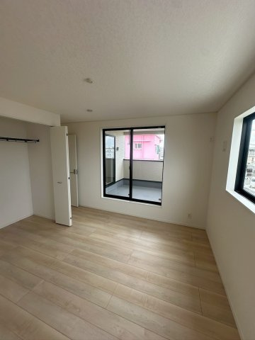 クレイドルガーデン宜野湾市上原 第２・２号棟の洋室|二面採光の２階主寝室7.5帖・バルコニー出入口＆クローゼット収納付き