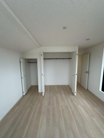 クレイドルガーデン宜野湾市上原 第２・２号棟の洋室|２階主寝室7.5帖に設置されクローゼット収納