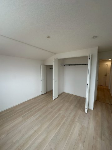 クレイドルガーデン宜野湾市上原 第２・２号棟の洋室|２階主寝室7.5帖に設置されたオープンクローゼット収納
