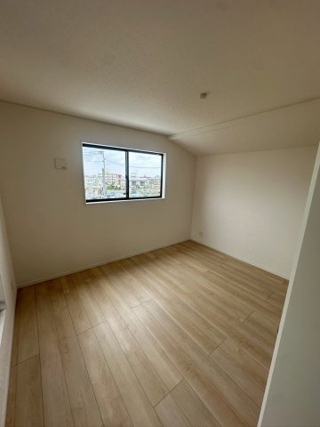 クレイドルガーデン宜野湾市上原 第２・２号棟の洋室|二面採光の２階洋室6帖