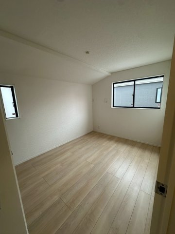 クレイドルガーデン宜野湾市上原 第２・２号棟の洋室|二面採光の２階洋室6帖