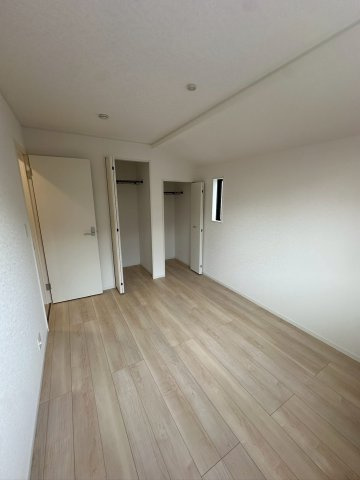 クレイドルガーデン宜野湾市上原 第２・２号棟の洋室|二面採光の２階洋室6帖・クローゼット収納付き