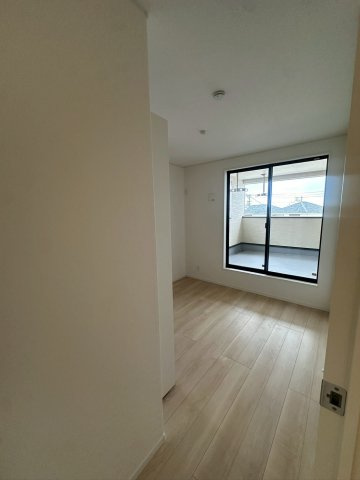 クレイドルガーデン宜野湾市上原 第２・２号棟の洋室|二面採光の２階洋室5帖・バルコニー出入口付き
