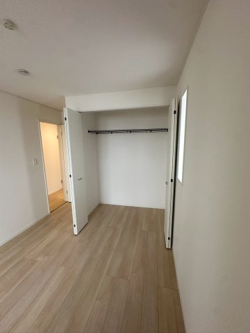 クレイドルガーデン宜野湾市上原 第２・２号棟の洋室|二面採光の２階洋室5帖・クローゼット収納付き