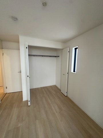 クレイドルガーデン宜野湾市上原 第２・２号棟の洋室|二面採光の２階洋室5帖・クローゼット収納付き