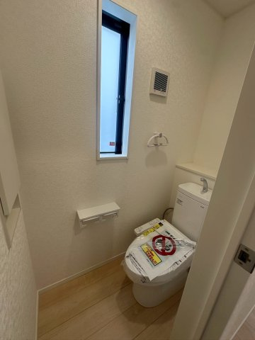 クレイドルガーデン宜野湾市上原 第２・２号棟のトイレ|２階トイレ・換気窓＆便利な収納棚付き／温水洗浄便座