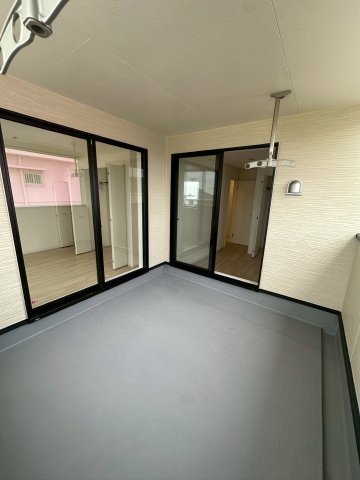 クレイドルガーデン宜野湾市上原 第２・２号棟のバルコニー|急な雨も安心♪様々な用途に使える広々二面ルーフバルコニー