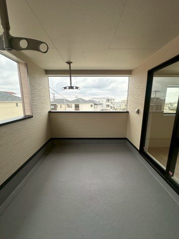クレイドルガーデン宜野湾市上原 第２・２号棟のバルコニー|急な雨も安心♪様々な用途に使える広々二面ルーフバルコニー