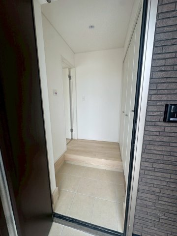 クレイドルガーデン宜野湾市上原 第２・２号棟の玄関|上がり框からリビング＆階段へつづく玄関ホール