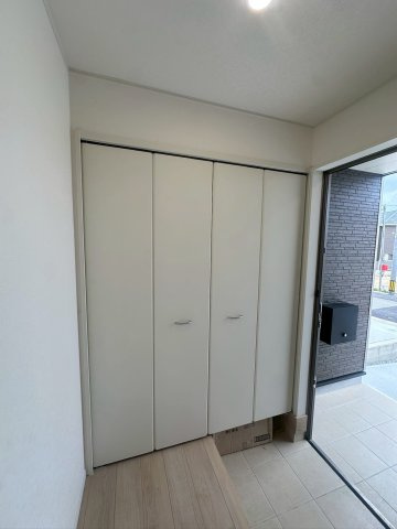 クレイドルガーデン宜野湾市上原 第２・２号棟の収納|可動式棚付きで収納力抜群の天井高シューズクローゼット