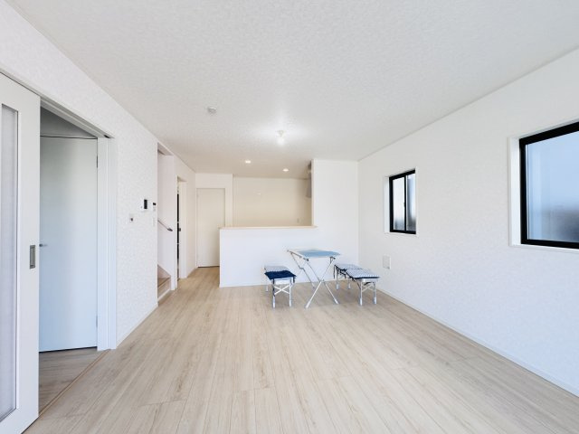 三郷市戸ケ崎５丁目新築戸建【吹上小学校:徒歩9分】の居間・リビング|16.7帖リビングダイニングキッチン