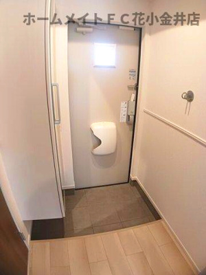 【玄関】 | ピースフルⅢ | 収納もある玄関です