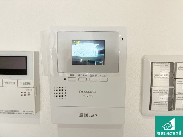メゾン舞子ショアーの防犯設備|カラーモニターインターホン！声だけでなく来訪者の姿や顔がモニターで確認できるので、小さなお子様がいらっしゃるご家庭でも安心できます！
