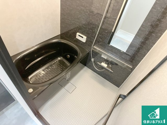 メゾン舞子ショアーの浴室|足をゆったり伸ばして寛げる浴槽です。窓が設けられていますので差し込む光が明るく穏やかな雰囲気にしてくれます♪浴室乾燥機も設置しているので、雨の日の洗濯物も安心です♪