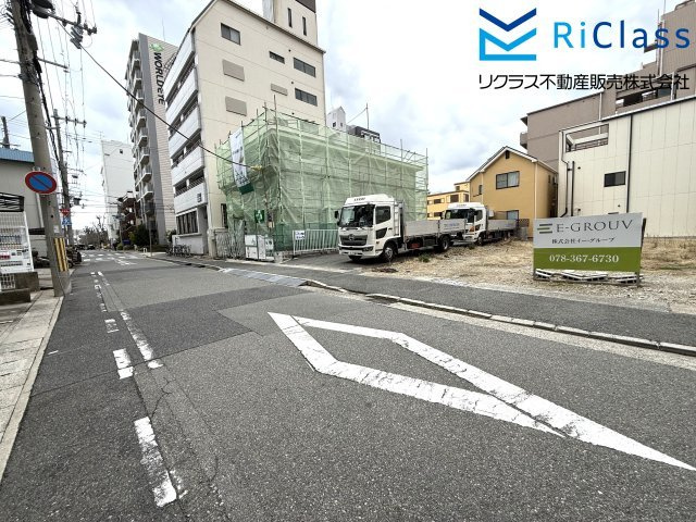 ワコーレハーバーコート神戸の周辺|マンション前の道路です