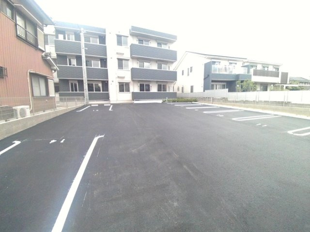 リヴェール的場の駐車場|駐車場があるので、車を買う予定の方も安心です