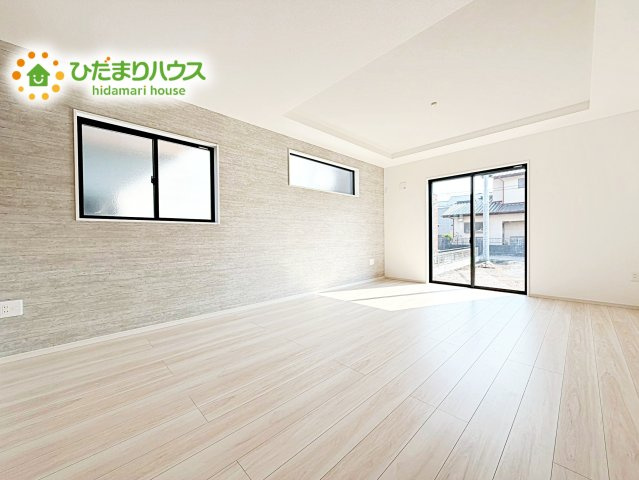 【居間・リビング】 | 水戸市堀町25期　新築戸建　2号棟 | 奥行き感あるLDK。一体の空間ながらほどよい距離を保ち、家族がおもいおもいに好きな場所で寛げます。