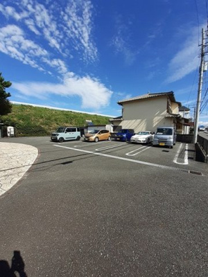 【駐車場】 | シーサイドパレス | 駐車場に車を止められます