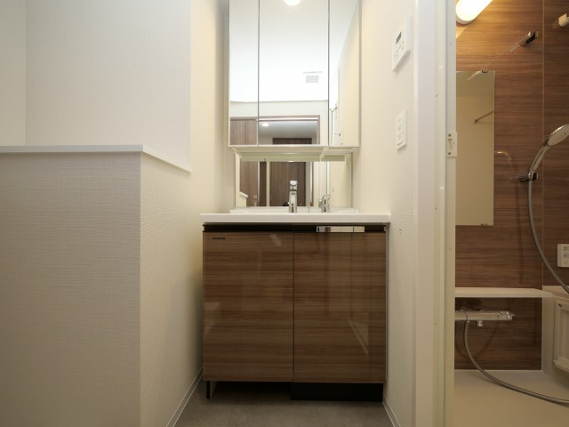 アーバングランデ新大阪の独立洗面台