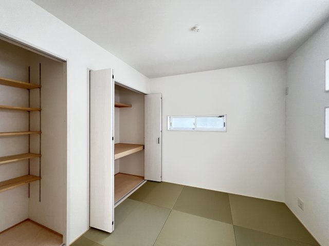 桜井市粟殿 ３区画　３号地 の和室|リビングとつながるくつろぎ和室4.5帖　押入れ付