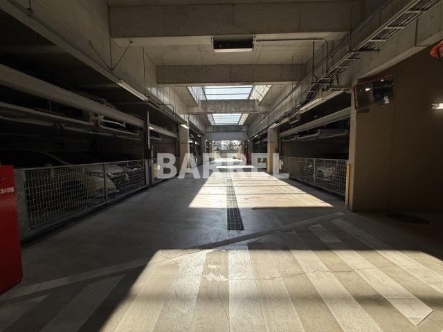 ジオ千里桃山台2番館の駐車場