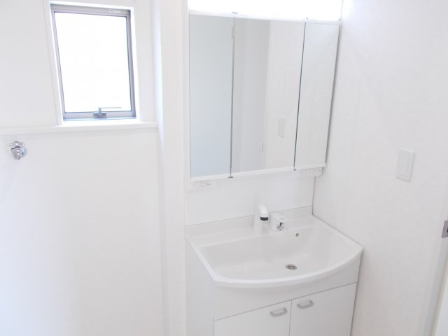 クレイドルガーデン前橋市下新田町第６　１号棟の独立洗面台|シャワー水栓付き洗面台で朝の身支度もバッチリです！
洗面台には収納スペースもあり洗面室もすっきり片付きますよ！
