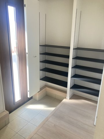 クレイドルガーデン前橋市下新田町第６　１号棟の玄関|収納もある玄関です