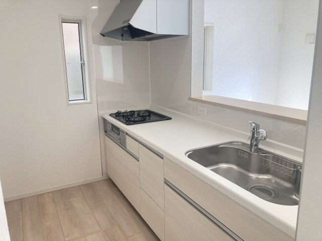 クレイドルガーデン前橋市下新田町第６　１号棟のキッチン|人気のカウンターキッチン採用です☆
コンロも３口ご用意しています！調理スペースも広くストレスなくお料理できます。
浄水器つきなので美味しいお水も飲めますよ♪
収納も沢山ご用意しています。