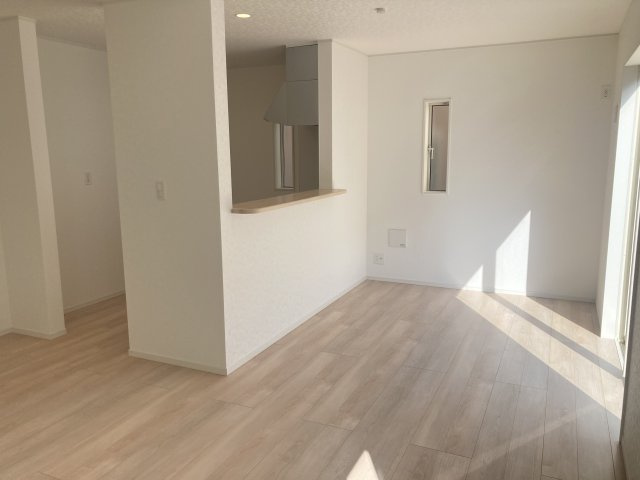 クレイドルガーデン前橋市下新田町第６　１号棟の居間・リビング|人気の対面式キッチンを配した空間はお好みの家具も合わせやすく、家族がくつろぐ快適な空間造りをサポート。窓からは明るい陽光が差し込みます。