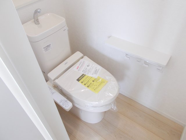 クレイドルガーデン前橋市下新田町第６　１号棟のトイレ|1階トイレです。清潔感のある白を基調としています。
温水洗浄・便座暖房機能の付いた快適なトイレです☆