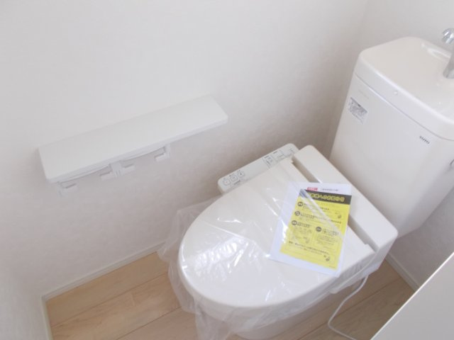 クレイドルガーデン前橋市下新田町第６　１号棟のトイレ|2階トイレです。清潔感のある白を基調としています。