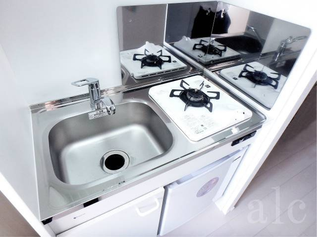 パークレジナス中野のキッチン|ガスコンロ+ミニ冷蔵庫付