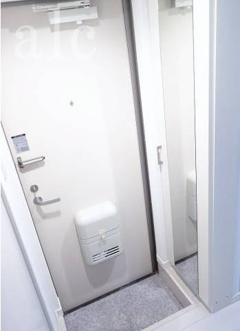 パークレジナス中野の玄関|姿見鏡　シューズボックス