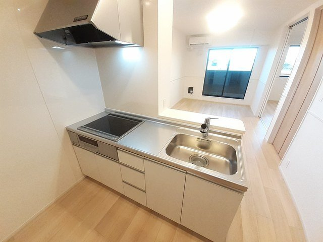 コージー　フラットⅠのキッチン|グリル付き、3口コンロのシステムキッチンです。