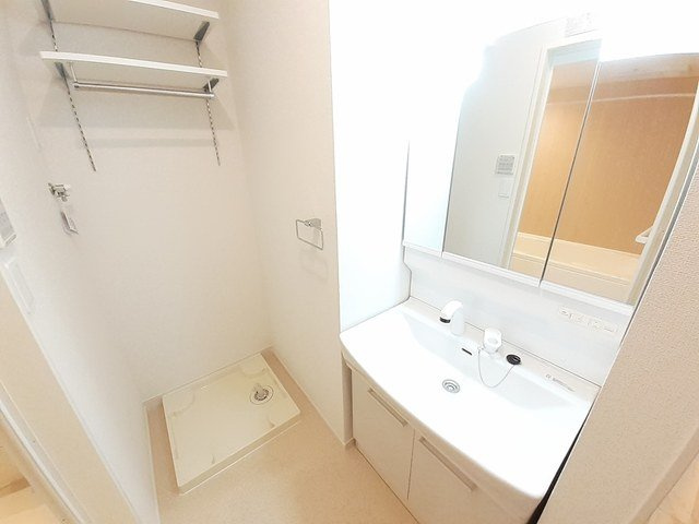 コージー　フラットⅠの洗面所|朝の身支度には欠かせない独立洗面化粧台