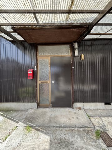 両三柳K貸家の玄関