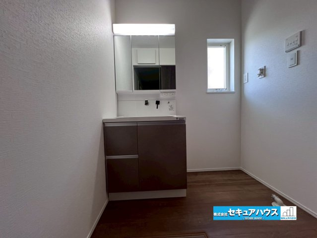 【同施工物件ご案内可能】日進市藤島町五反田　全2棟の内観：施工例|【洗面台イメージ】
◆鏡の裏にはたっぷりと収納スペースを標準装備！
◆電源を付属しているのでドライヤーなど利用できます。　　　　　　　　　　　　　　　　　　　　　　　　　　　　　　　　　　　　　　　　