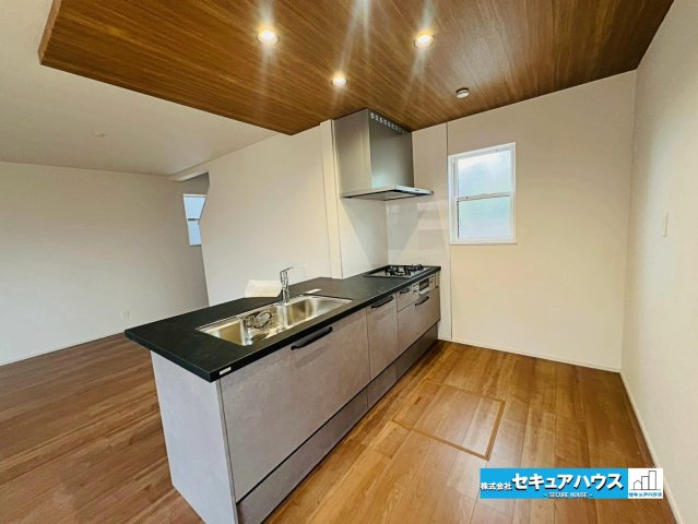 【同施工物件ご案内可能】日進市藤島町五反田　全2棟の内観：施工例|【洗面台イメージ】
◆鏡の裏にはたっぷりと収納スペースを標準装備！
◆電源を付属しているのでドライヤーなど利用できます。　　　　　　　　　　　　　　　　　　　　　　　　　　　　　　　　　　　　　　　　