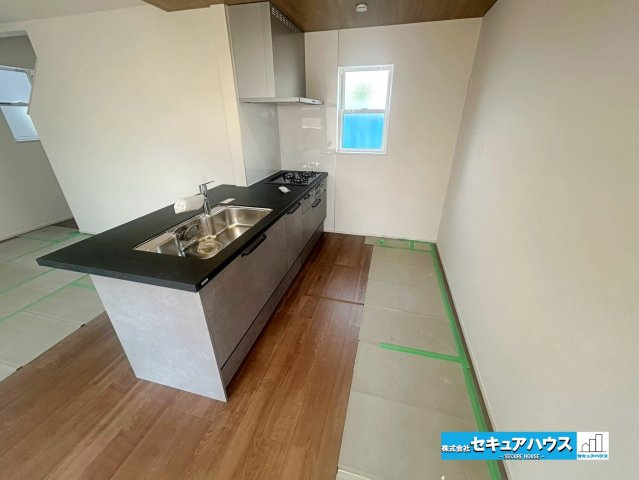 【本日ご案内可能】日進市藤島町五反田　全2棟のキッチン|【キッチンスペース】
◆広々としたキッチンスペースのため家族で並んで料理できます。
◆キッチンの窓は熱気や匂いを逃がす役割があります。
◆床下収納には調味料やお米のストックをしまうことができます。　　