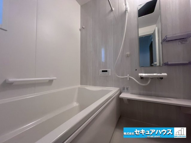 【同施工物件ご案内可能】日進市藤島町五反田　全2棟の内観：施工例|【浴室イメージ】
◆アクセントパネルで落ち着きのある雰囲気を演出します。毎日の疲れを癒やすバスタイムをお楽しみ下さい！◆窓付きで、カビの繁殖を抑える効果があります。◆追い炊き機能付きのオートバスです。