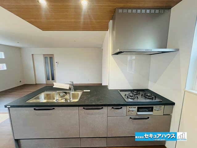 【同施工物件ご案内可能】日進市藤島町五反田　全2棟の内観：施工例|【浴室イメージ】
◆アクセントパネルで落ち着きのある雰囲気を演出します。毎日の疲れを癒やすバスタイムをお楽しみ下さい！◆窓付きで、カビの繁殖を抑える効果があります。◆追い炊き機能付きのオートバスです。