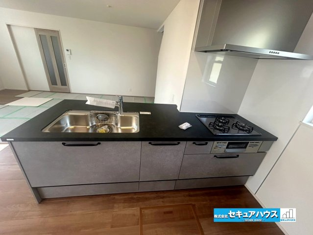 【本日ご案内可能】日進市藤島町五反田　全2棟のキッチン|【キッチン】
◆同時にたくさんの料理が調理できる3口コンロ。「焼く・蒸す・煮る」の工程を同時進行で進めることができるので、料理を素早く作ることができます。育児でバタバタ忙しいママに嬉しい♪　　　　　　