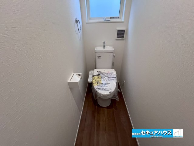【同施工物件ご案内可能】日進市藤島町五反田　全2棟の内観：施工例|【高機能トイレイメージ】
◆高機能トイレの多くは便器のフタの開閉が自動であり、使用後に手動で水を流す面倒もなく非常に便利です。スタイリッシュな見た目で、お掃除しやすく、節水効果が高いです。　　　　　　