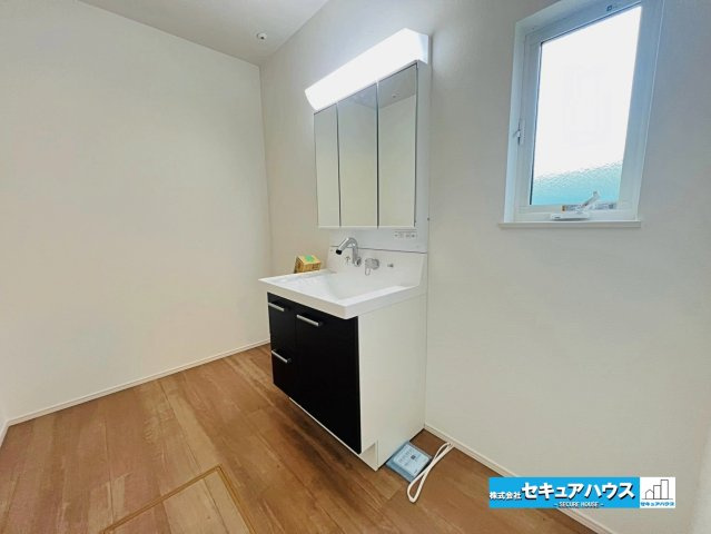 【同施工物件ご案内可能】日進市藤島町五反田　全2棟の内観：施工例|【高機能トイレイメージ】
◆高機能トイレの多くは便器のフタの開閉が自動であり、使用後に手動で水を流す面倒もなく非常に便利です。スタイリッシュな見た目で、お掃除しやすく、節水効果が高いです。　　　　　　
