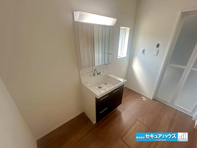 【本日ご案内可能】日進市藤島町五反田　全2棟の独立洗面台|【洗面台】
◆鏡の裏にはたっぷりと収納スペースを標準装備！
◆洗面台横には棚を設置してタオルを置くスペースをつくることも可能です。オプション工事もお任せください！　　　　　　　　　　　　　　　　　　　