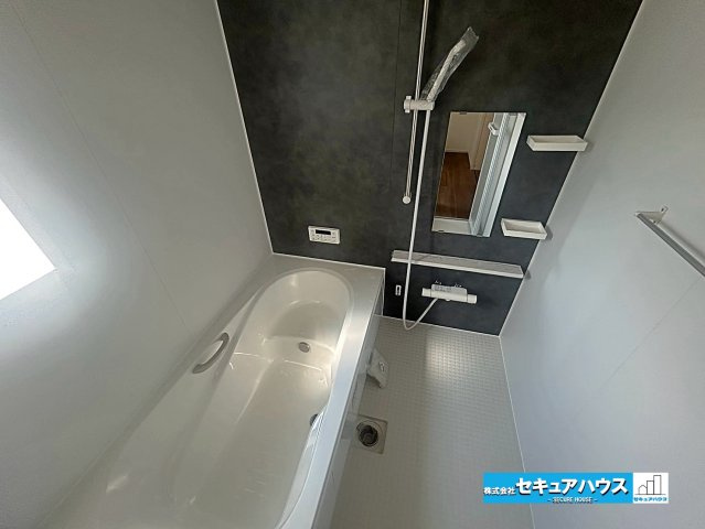 【本日ご案内可能】日進市藤島町五反田　全2棟の浴室|【浴室】
◆アクセントパネルで落ち着きのある雰囲気を演出します。毎日の疲れを癒やすバスタイムをお楽しみ下さい！
◆窓付きで、カビの繁殖を抑える効果があります。
◆追い炊き機能付きのオートバスです。　　