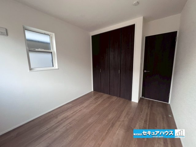 【同施工物件ご案内可能】日進市藤島町五反田　全2棟の内観：施工例|【洋室イメージ】
◆家族一人ひとりの大切なプライベート空間。趣味に合わせて使って頂けるようシンプルに仕上げてあります。暮らし心地を大きく左右する収納を、適材適所に配置し使い勝手を考慮しました。　　　　