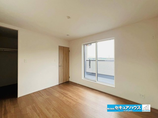 【同施工物件ご案内可能】日進市藤島町五反田　全2棟の内観：施工例|【洋室イメージ】
◆家族一人ひとりの大切なプライベート空間。趣味に合わせて使って頂けるようシンプルに仕上げてあります。暮らし心地を大きく左右する収納を、適材適所に配置し使い勝手を考慮しました。　　　　